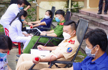 Công an Can Lộc tích cực tham gia ngày hội hiến máu tình nguyện